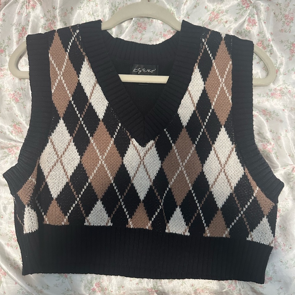 Black brown white diamond print slightly cropped sweater vest
